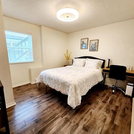 Adorable 1- Bedroom Suite In Langford Victoria Buitenkant foto