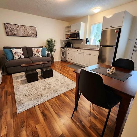 Adorable 1- Bedroom Suite In Langford Victoria Buitenkant foto