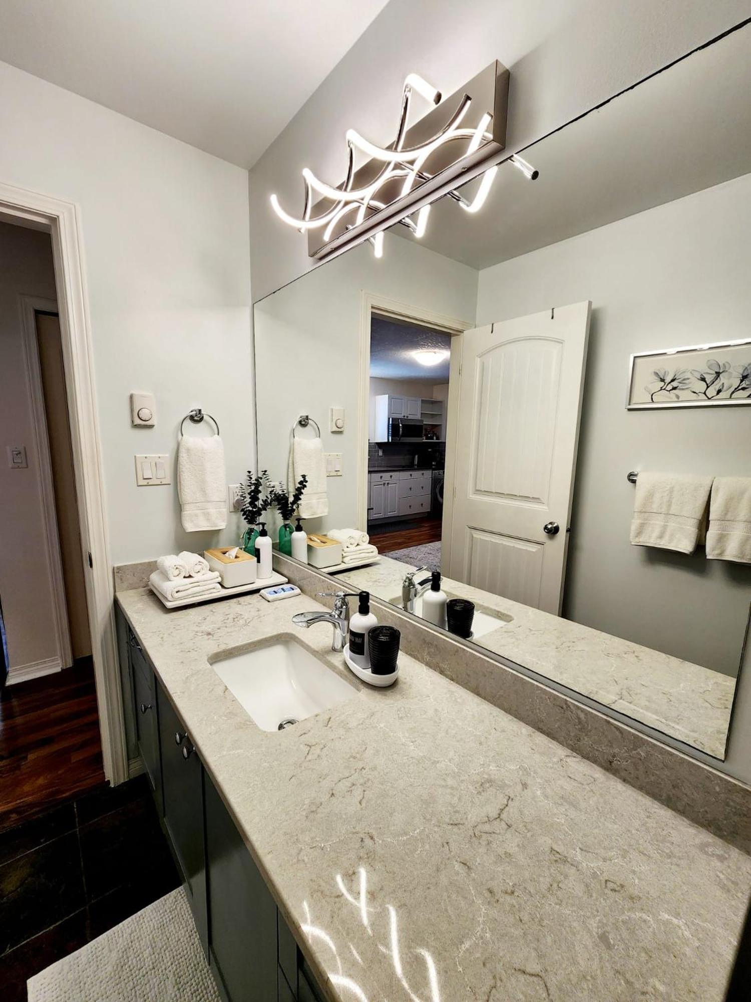 Adorable 1- Bedroom Suite In Langford Victoria Buitenkant foto